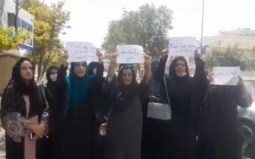 Des femmes Afghanes manifestent au péril de leur vie en août 2021